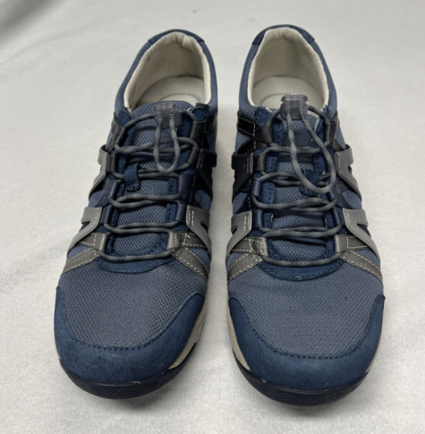 Sepatu Sneakers dengan Aksen Tali Serut